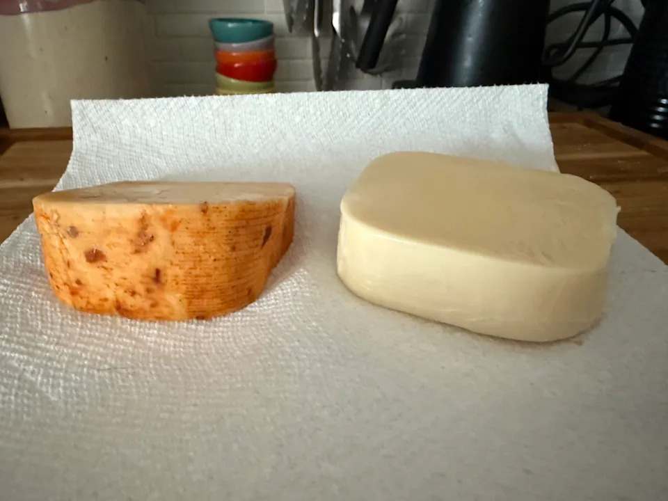 صورة لمؤلفين من جبن اثنين من الجبن ، و gouda و provolone ، أرسل المؤلف إلى tyromancer.