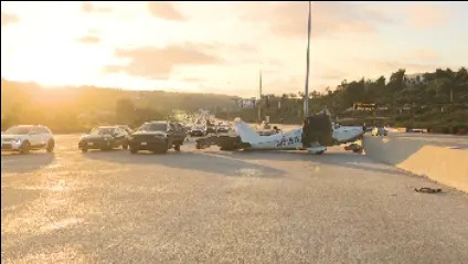 أراضي طائرة صغيرة في وسط سان دييغو السريع (FOX 5/KUSI)