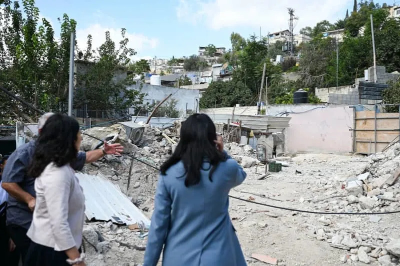 يزور ريم ألابالي رادوفان ، الوزيرة الألمانية للتعاون الاقتصادي والتنمية ، حي سيلوان وينظر إلى منزل مدمر خلال رحلتها. Katharina Kausche/DPA