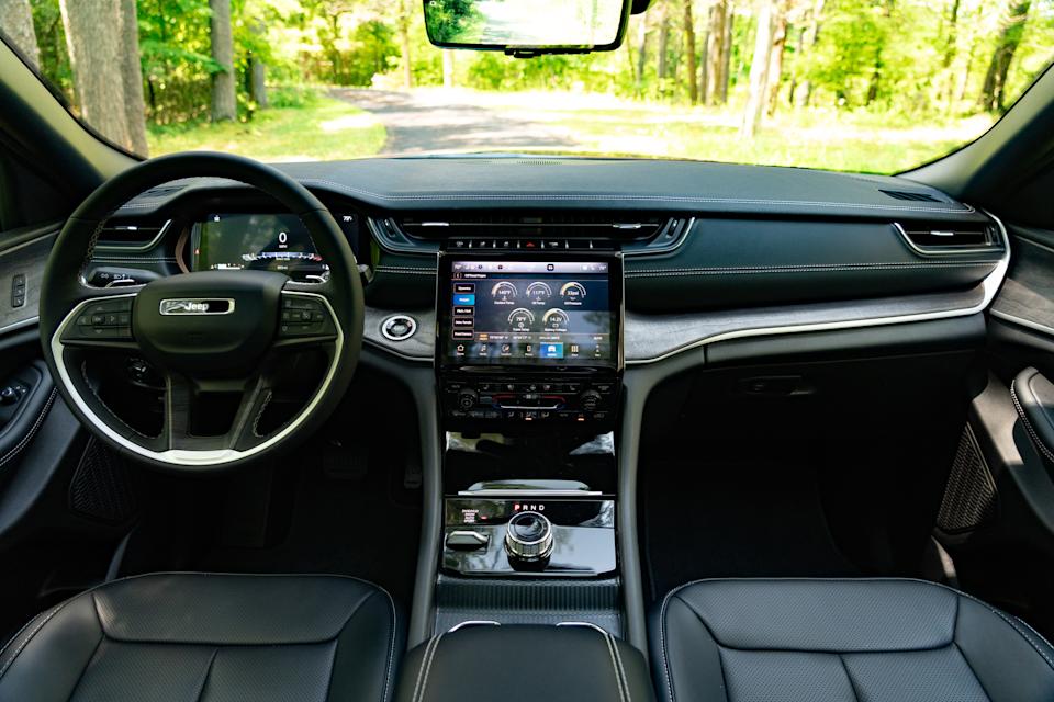 يوفر شاشة اللمس المركزية بحجم 10.1 بوصة الوصول إلى كل من Android Auto و Apple Carplay.