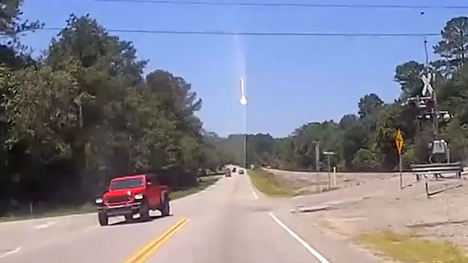 يظهر مقطع فيديو لا يزال من DashCam وميضًا كبيرًا من الضوء ينزل من السماء في مقاطعة ليكسينغتون ، ساوث كارولينا ، في 26 يونيو. - بريندا إيكارد