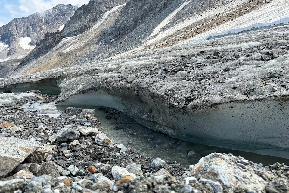 ذوبان الأنهار الجليدية على Stubai Glacier. (Sara Monetta / NBC News)