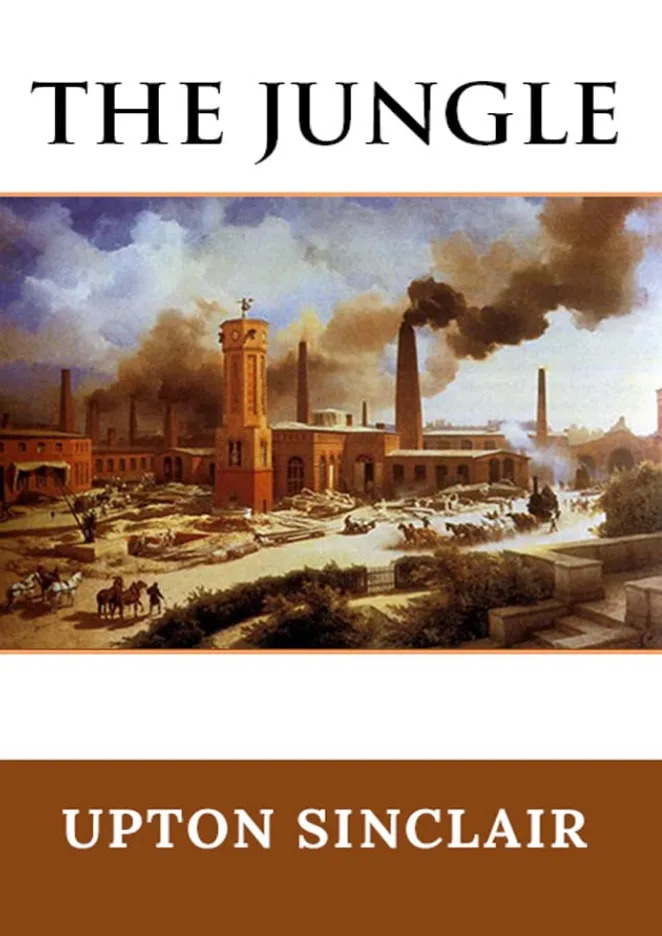 غلاف كتاب "الغابة" بواسطة Upton Sinclair ، يصور مشهدًا صناعيًا مع مصانع دخان وعربات تجرها الخيول