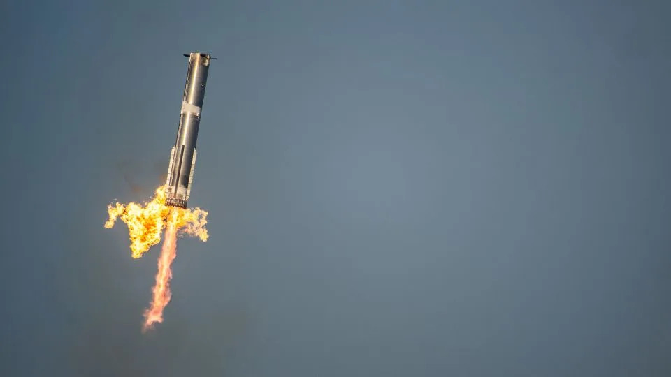يعيد The Starship Flight 8 Booster منصة الإطلاق في مرافق جنوب تكساس في Spacex في 6 مارس. - براندون بيل/غيتي إيمس