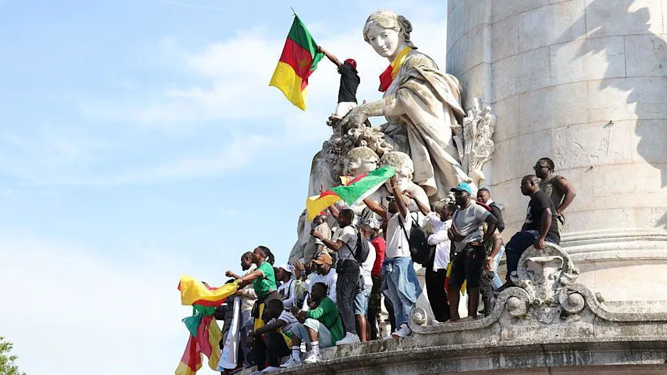 يتجمع المتظاهرون في Place de la Republique في باريس في 31 مايو 2025 ، في نداء الشتات الكاميروني. لقد أعربوا عن معارضتهم للرئيس بول بيا ، الذي يلوحون ، يحملون لافتات ولافتات