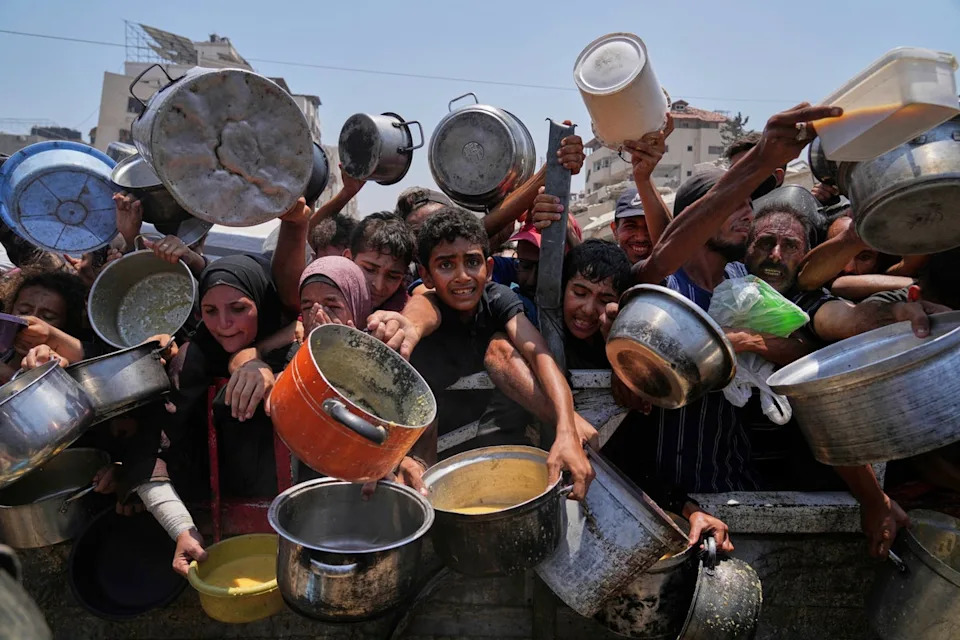 يكافح الفلسطينيون من أجل التبرع بالطعام في مطبخ مجتمعي في مدينة غزة ، شمال غزة الشمال (AP)