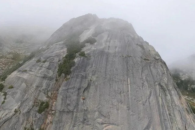 North Shore Rescue/Facebook Yak Peak Summit في كولومبيا البريطانية ، كندا
