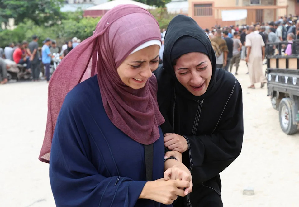 المشيعون في جنازة الفلسطينيين الذين قتلوا بنيران الإسرائيلية أثناء محاولتهم الحصول على مساعدة يوم الخميس (رويترز)