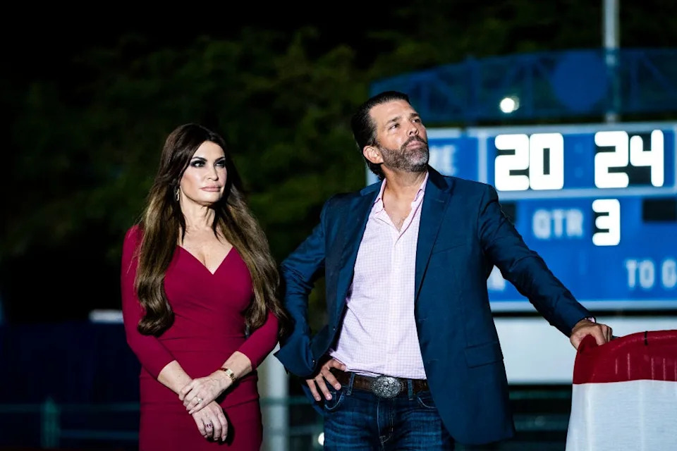يشاهد كيمبرلي جيلفويل ودونالد ترامب جونيور دونالد ترامب يتحدث في تجمع ترامب في فلوريدا.