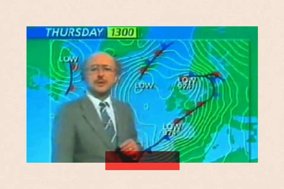 صورة غامضة لـ Weatherman Michael Fish يقف أمام التنبؤ