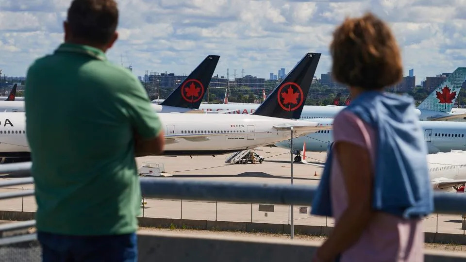يبحث المسافرون عن طائرات Air Canada على الأرض كحضورات طيران في مطار بيرسون الدولي في تورنتو ، كندا يوم الاثنين. - سامي كوجان/الصحافة الكندية/AP
