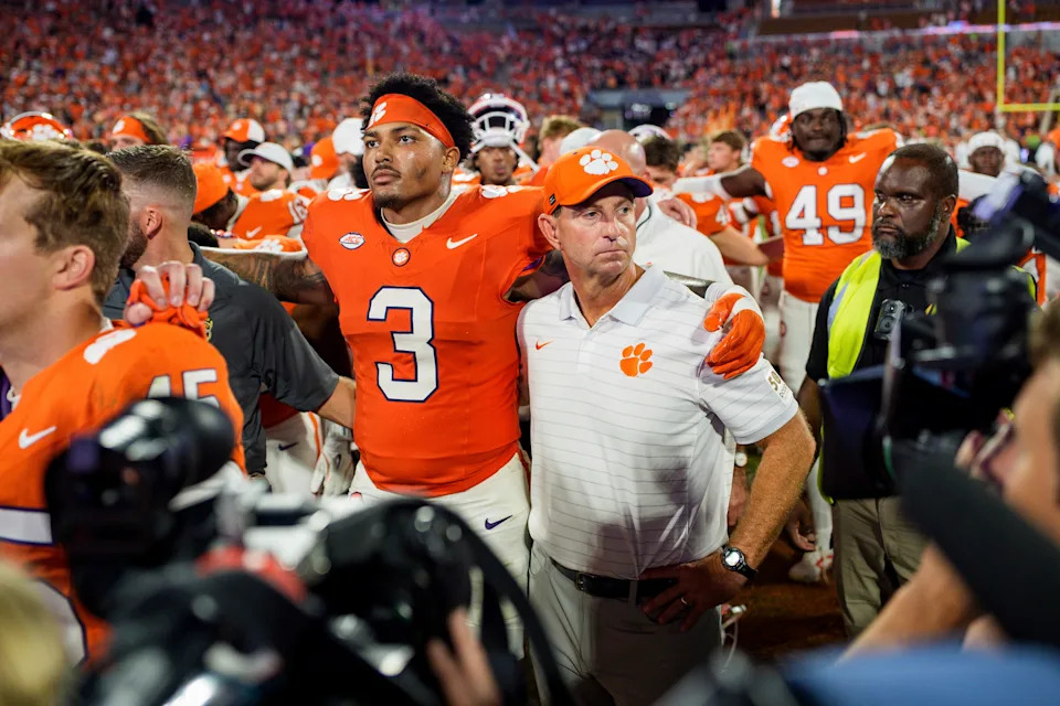 ينظر دابو سويني المدير الفني للدفاع عن كليمسون في لعبة كرة القدم في لعبة كرة القدم في جامعة NCAA يوم السبت ، 30 أغسطس ، 2025 ، في كليمسون ، SC (AP Photo/Jacob Kupferman)