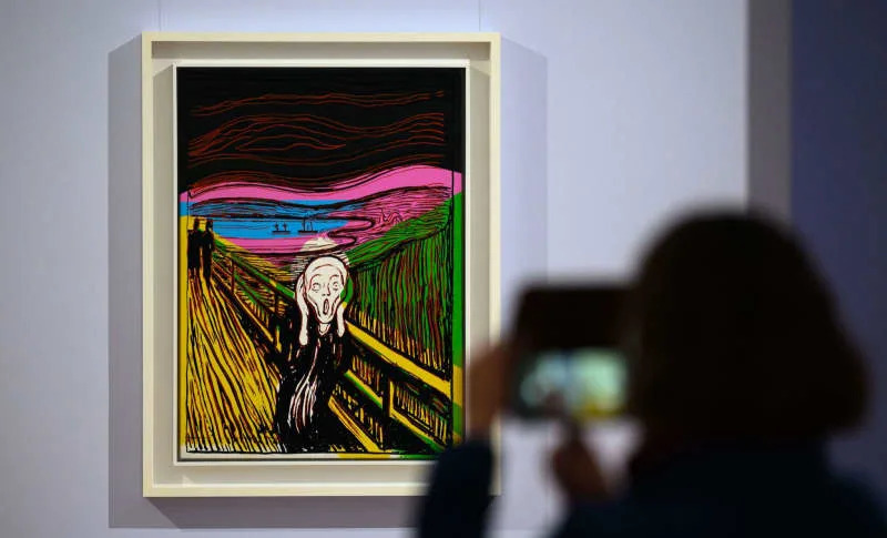 يتم عرض عمل Andy Warhol (The Scream (After Munch)) أثناء معاينة في Kunstsammlungen Chemnitz. تكرس مجموعات Chemnitz Art في ألمانيا الشرقية أنفسهم للفنان النرويجي إدفارد مونش في معرض واسع من المقرر أن يبدأ يوم الأحد. هندريك شميدت/DPA