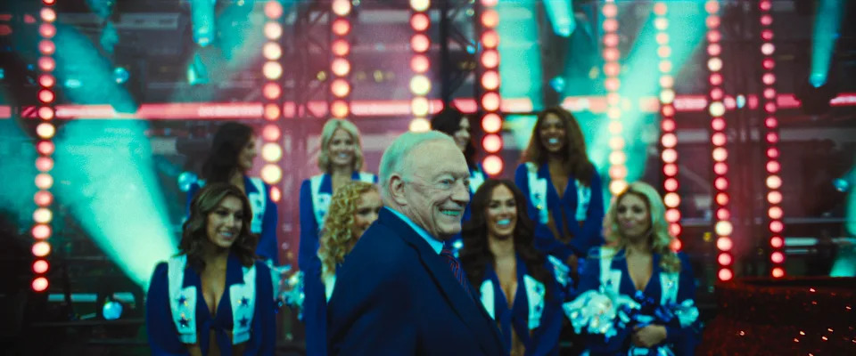 جيري جونز ودالاس كاوبويز المشجعين. (Netflix)