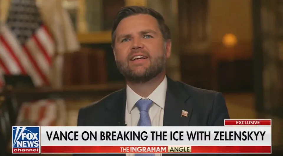 رجل يرتدي بدلة وربطة عنق يتحدث خلال مقابلة تلفزيونية على Fox News. يقول العنوان ، "فانس على كسر الجليد مع Zelenskyy."