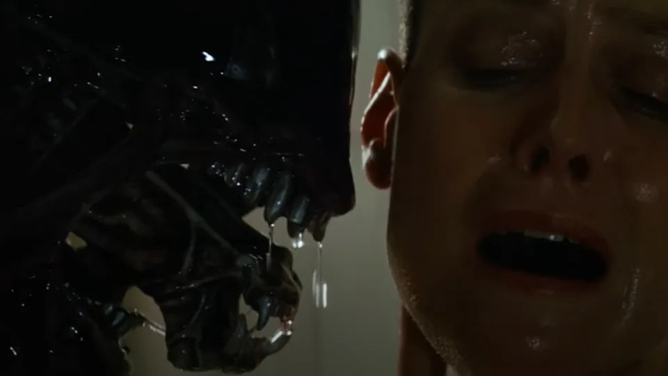 Xenomorph يمتد فكه الثاني نحو Ripley في Alien 3