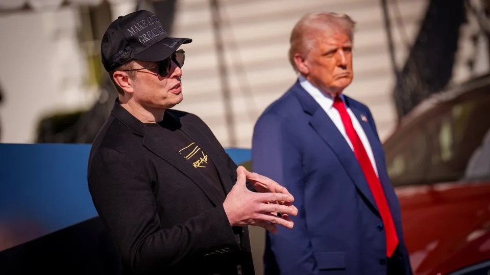 يستمع الرئيس دونالد ترامب إلى الرئيس التنفيذي لشركة SpaceX Elon Musk يتحدث عن العشب الجنوبي للبيت الأبيض في 11 مارس في واشنطن العاصمة. - أندرو هارنيك/غيتي إيمس
