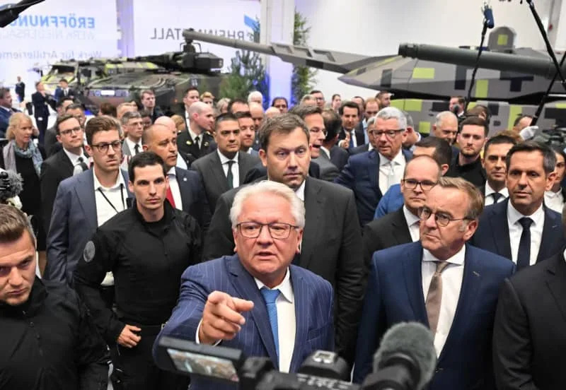 (LR) Armin Papperger ، الرئيس التنفيذي لشركة Rheinmetall ، وزير المالية ألمانيا Lars Klingbeil ، وأمين العام لحلف الناتو Mark Rutte ، ووزير الدفاع في ألمانيا Boris Pistorius يقفان على افتتاح مصنع المدفعية الجديد في Rheinmetall ، والذي سينتج أشرطة المدفعية والمدفعية في وقت لاحق. جوليان ستراتينشولت/DPA