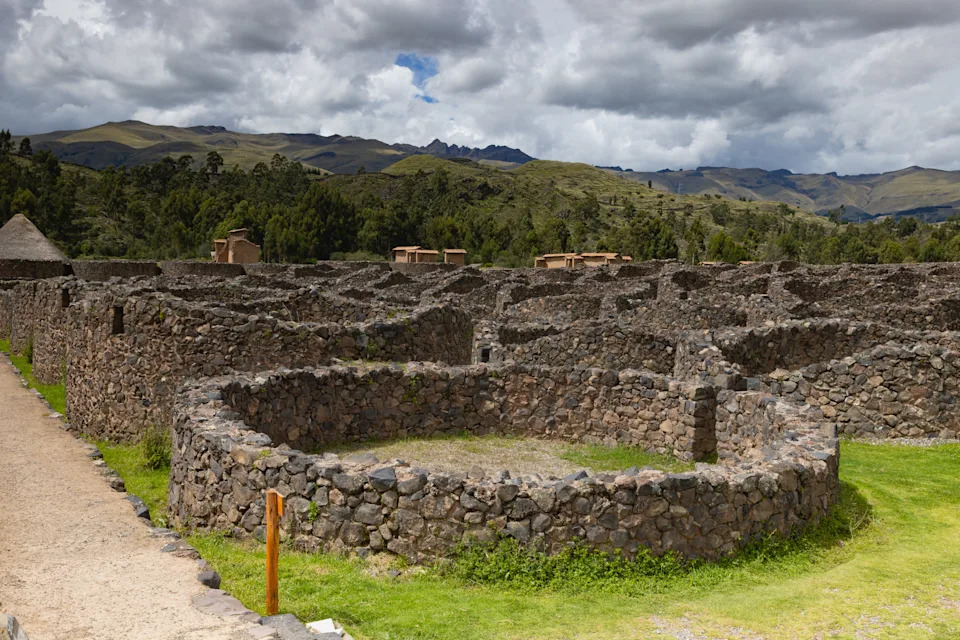 Raqchi هو موقع أثري إنكا في بيرو يقع في CUS في Cusco ، Cusco ، Peru
