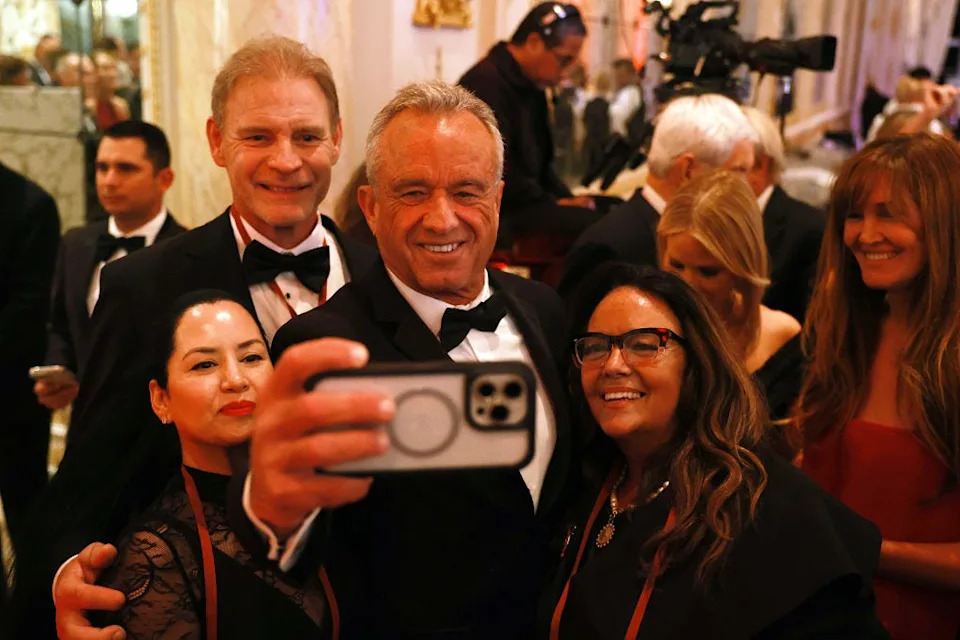 Robert F. Kennedy Jr. يأخذ صورة شخصية في Mar-A-Lago.