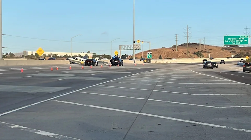 أراضي طائرة صغيرة في وسط سان دييغو السريع (FOX 5/KUSI)