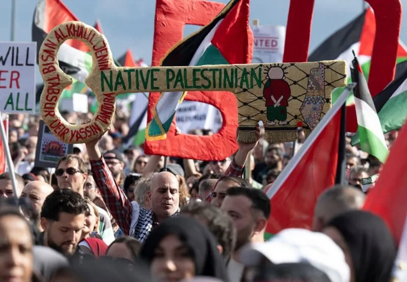 يشارك الآلاف في "يونايتد 4 غزة" مظاهرة تضامن مع الفلسطينيين في وسط مدينة فرانكفورت. بوريس روسلر/DPA