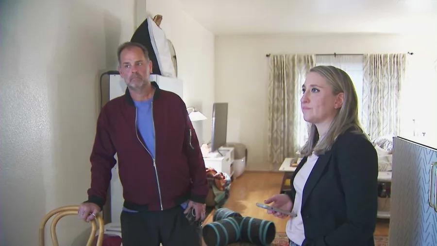 قال السكان كريس وميرين إنهم وجيران آخرين يتعرضون باستمرار للأنشطة البذيئة والمراوغة خارج مجمع شقتهم في مدينة الاستوديو. (KTLA)