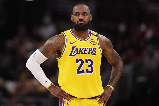 ينظر ليبرون جيمس #23 من لوس أنجلوس ليكرز ضد شيكاغو بولز خلال الشوط الأول في مركز يونايتد في 27 مارس 2025 في شيكاغو ، إلينوي. مايكل ريفز/جيتي ليبرون جيمس في مارس 2025
