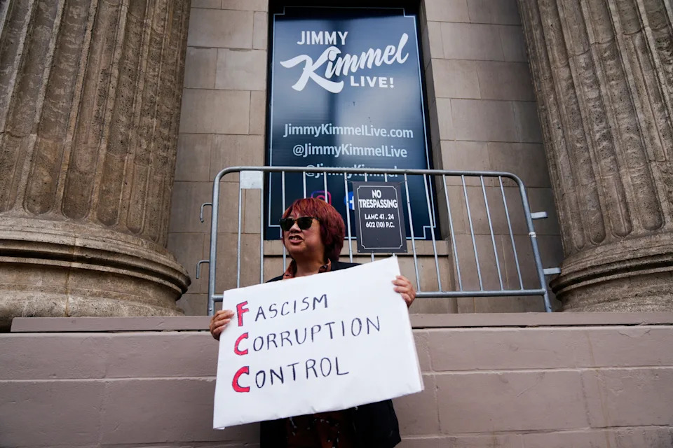 أحد المتظاهرين يحمل علامة خارج استوديو Kimmel في لوس أنجلوس في 18 سبتمبر. (Damian Dovarganes/AP)