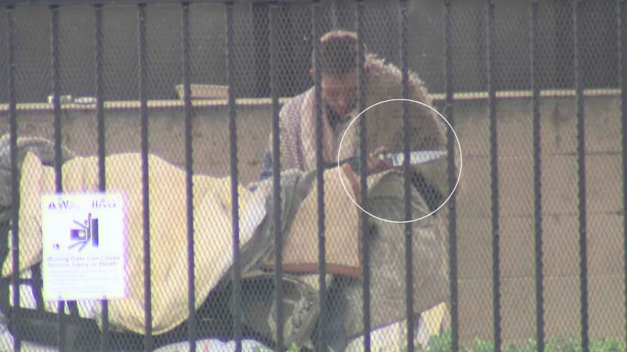 شاهد رجل في معسكر المشردين وهو يلوح بسكين كبير. (KTLA)