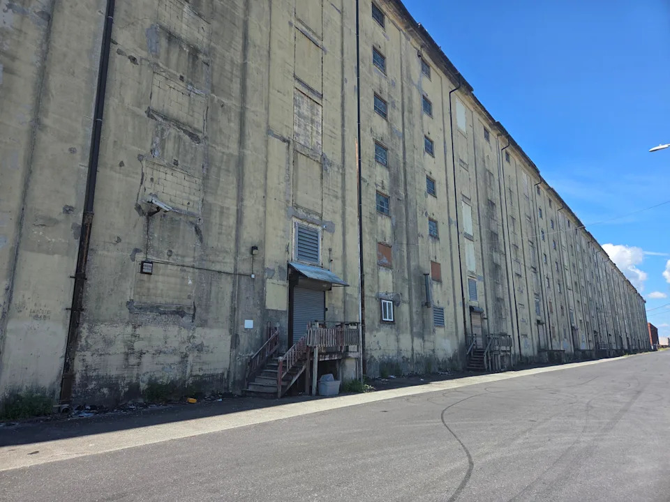 تم احتجاز مالك مصنع Munitions Factory السابق في Chamberlain في شارع King Street ، الذي شوهد هنا قبالة Nash Road ، في ازدراء لمحكمة الإسكان الجنوبية الشرقية بعد أن فشل في الامتثال لساعتها التي تم طلبها من المحكمة للممتلكات.