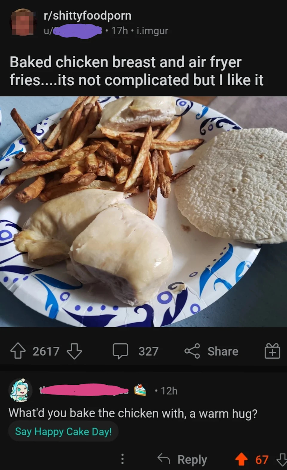صفيحة مع صدر الدجاج المخبوز ، مقلية الهواء ، وخبز بيتا. Reddit Post Caption: "صدر الدجاج المخبوز والبطاطا المقلية ... إنه ليس معقدًا لكني أحب ذلك." تعليق: "ماذا كنت تخبز الدجاج به ، عناق دافئ؟"