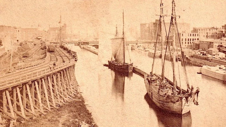 يُرى The FJ King مع صاريين في بطاقة Stereoview الأصلية في مجموعة Brendon Baillod. كانت السفينة قد أضافت صاريًا ثالثًا قبل زوالها. - مجتمع ويسكونسن التاريخي
