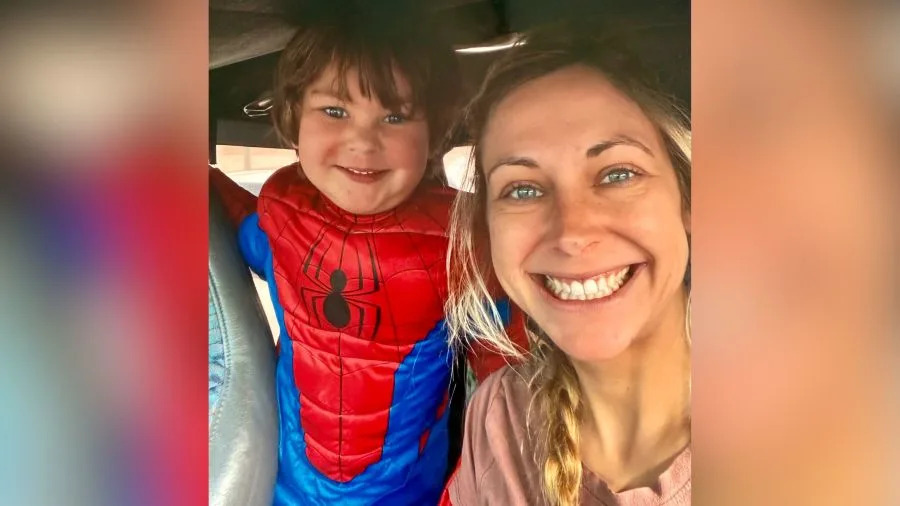 شوهد صبي صغير ، ماكسويل ، مع والده في صورة مقدمة بعد وفاته المأساوية في 31 أغسطس 2025. (GoFundMe)