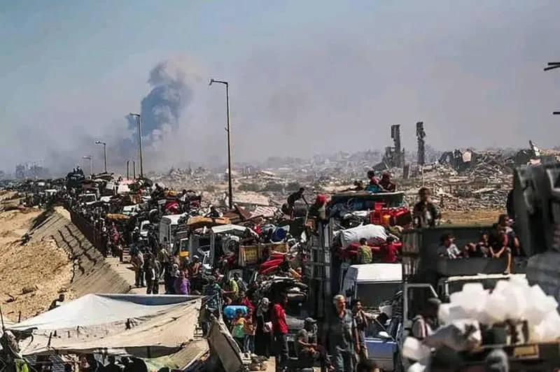 قافلة من اللاجئين يصطفون على طول الطرق في غزة للفرار من القصف الإسرائيلي. حسن الزانين/tass عبر Zuma Press/DPA