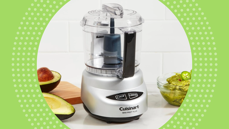 معالج الطعام المصغر Cuisinart على طاولة المطبخ بجوار الأفوكادو ووعاء من guacamole