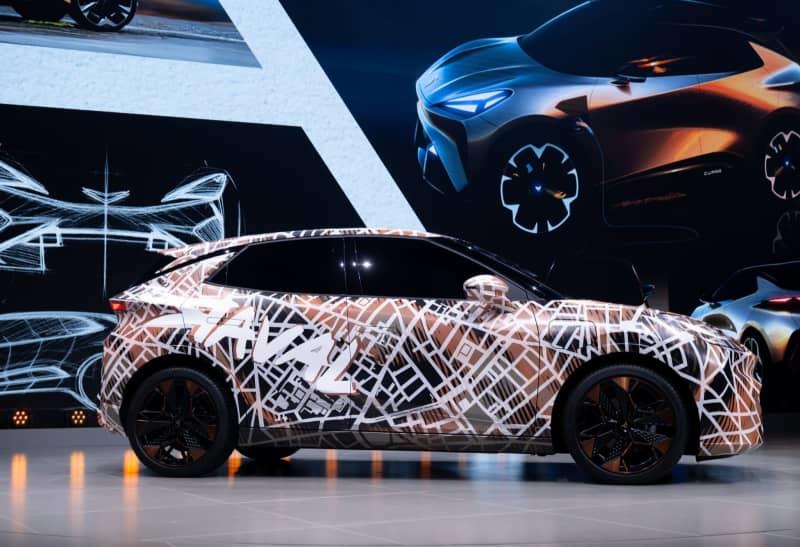 يقع Cupra Raval على المسرح خلال مؤتمر صحفي قبل بدء المعرض الدولي للسيارات (IAA Mobility). Sven Hoppe/DPA