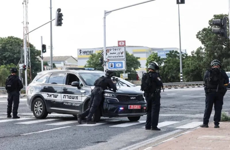 تمنع شرطة إسرائيل طريقًا ، حيث يتم إطلاق الصواريخ من قطاع غزة ، بالقرب من أشكلون ، جنوب إسرائيل 7 أكتوبر 2023 (الائتمان: رويترز/إيلان روزنبرغ)