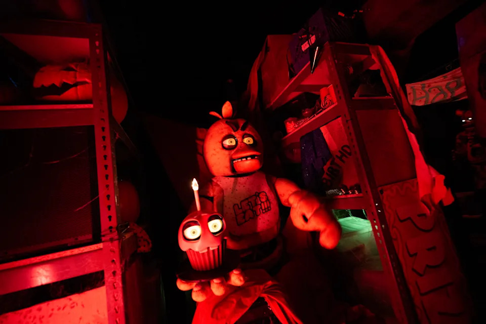 يمتلك Animatronics الضيوف في خمس ليال في Freddy's في Halloween Horror Nights.