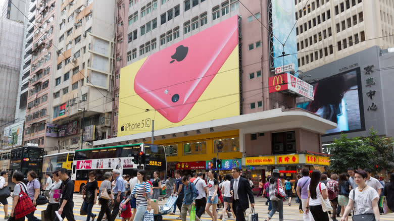 لوحة إعلانات iPhone 5C في هونغ كونغ.