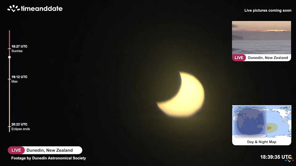 صورة لقرص الشمس أثناء الكسوف الجزئي ، مع الجزء العلوي الأيسر الذي تحجبه صورة ظلية من قمر الأرض أثناء البث المباشر.
