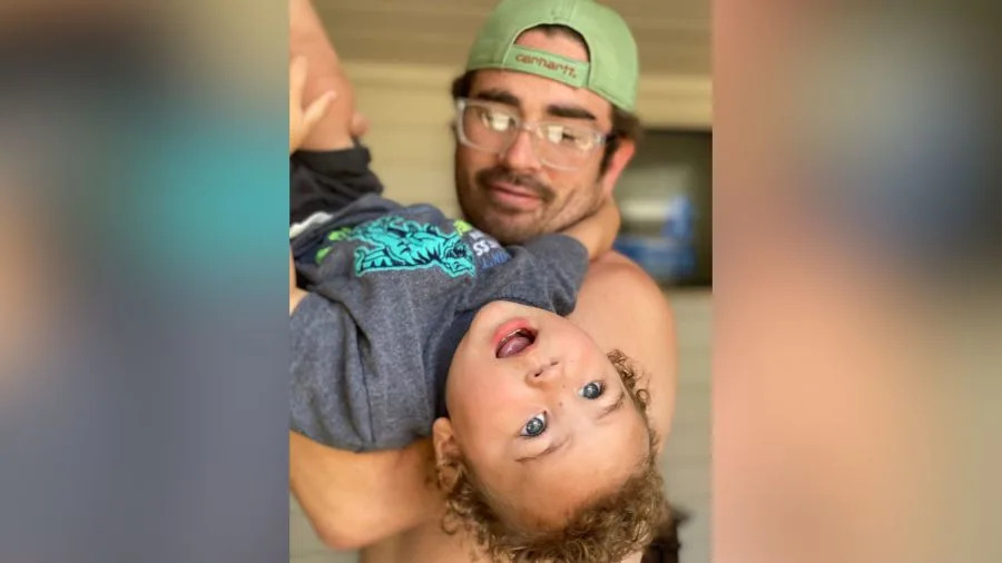 شوهد صبي صغير ، ماكسويل ، مع والده في صورة مقدمة بعد وفاته المأساوية في 31 أغسطس 2025. (GoFundMe)