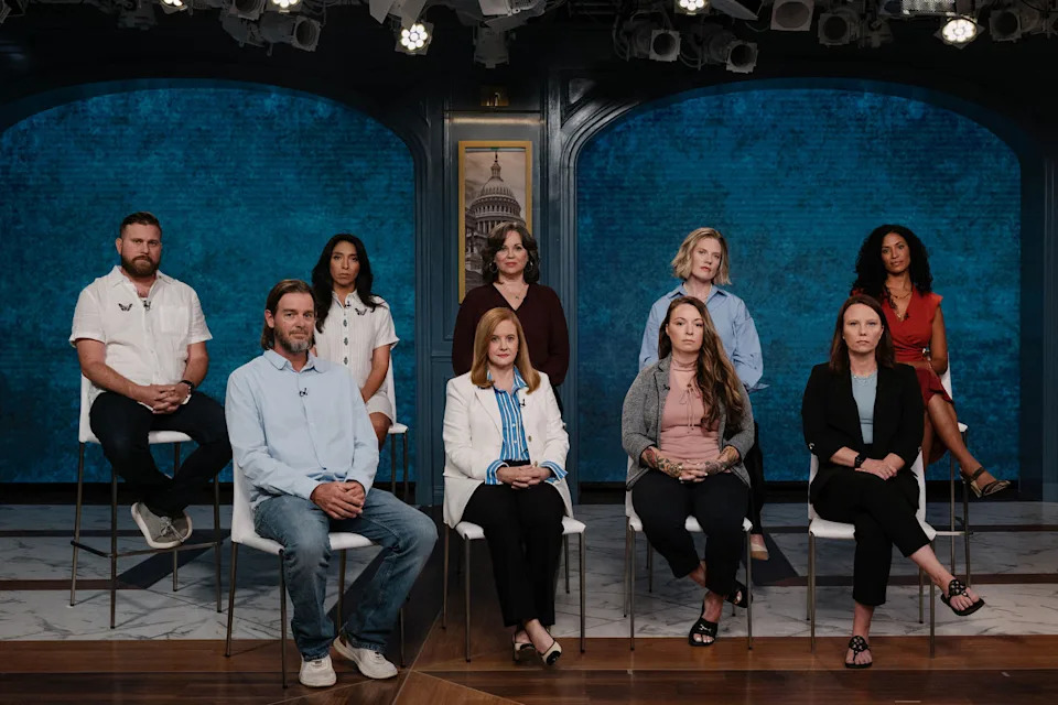 من الخلف اليسار ، Sky Roberts ، Amanda Roberts ، Jess Michaels ، Marikje Chartouni و Lisa Phillips ، ومن اليسار الأمامي ، داني ويلسون ، ليز شتاين ، ويندي أفيس وجينا-ليزا جونز في استوديو أخبار NBC يوم الثلاثاء في واشنطن قبل تسجيل مقطع مع هالي جاكسون. (كارولين غوتمان لأخبار NBC)