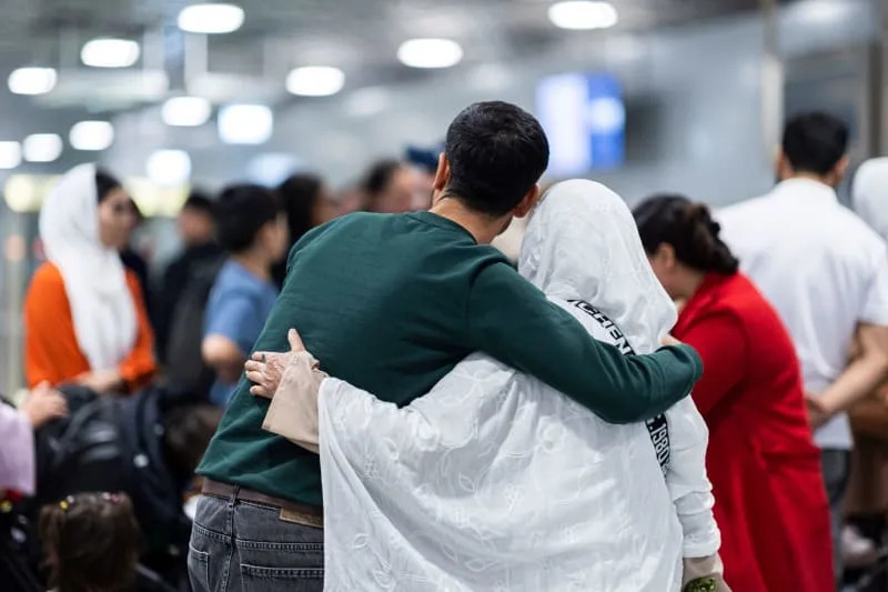 يتم الترحيب بأشخاص من أفغانستان بعد الهبوط في مطار هانوفر-لانجينهاغن. بعد شهور من الانتظار ، وصلت العديد من العائلات إلى ألمانيا مع وعد بالقبول. مايكل ماتي/DPA