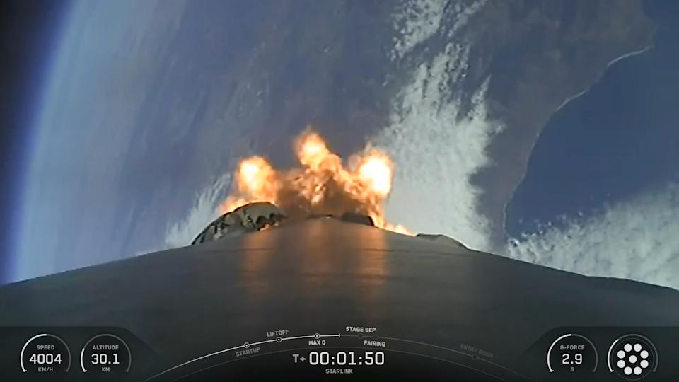 يحمل صاروخ SpaceX Falcon 9 24 من قمر الصندوق Starlink Internet للشركة إلى المدار من قاعدة فاندنبرغ الفضائية في كاليفورنيا في 13 سبتمبر 2025.