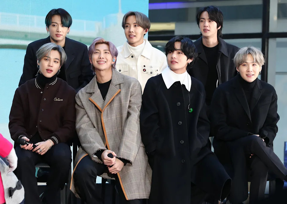 Jimin ، Jungkook ، RM ، J-Hope ، V ، Jin ، و Suga من K-pop Boy Band BTS Visit the