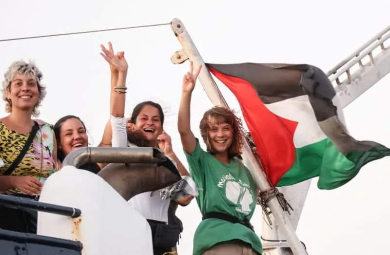 Greta Thunberg وعضو الطاقم علامات فلاش فلاش من سفينتهم ، وهي جزء من سومود سومود ، تهدف إلى الوصول إلى غزة وكسر الحصار البحري في إسرائيل ، أثناء الإبحار قبالة جزيرة كريت ، اليونان ، 25 سبتمبر ، 2025.