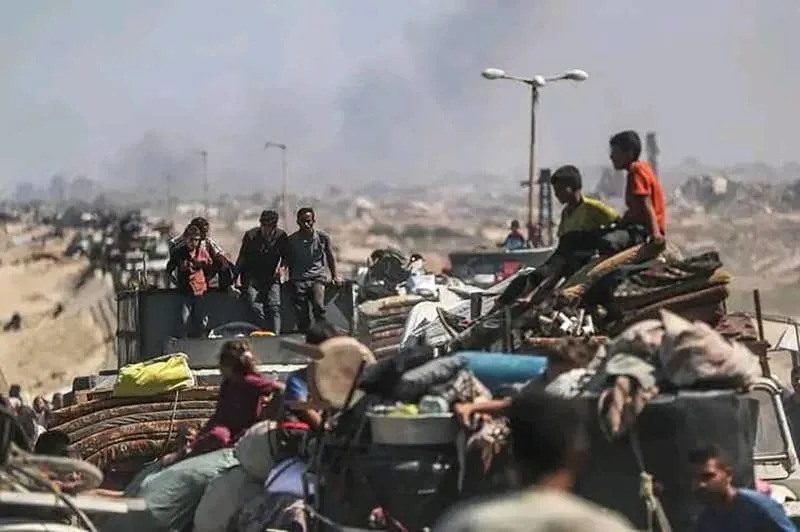 قافلة من اللاجئين يصطفون على طول الطرق في غزة للفرار من القصف الإسرائيلي. حسن الزانين/tass عبر Zuma Press/DPA