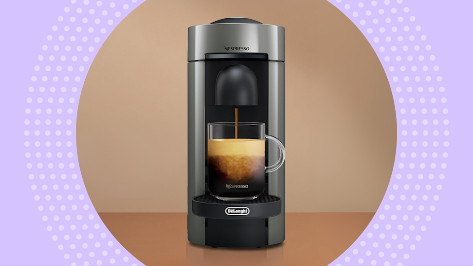 آلة Nespresso تخمير القهوة في كوب زجاجي