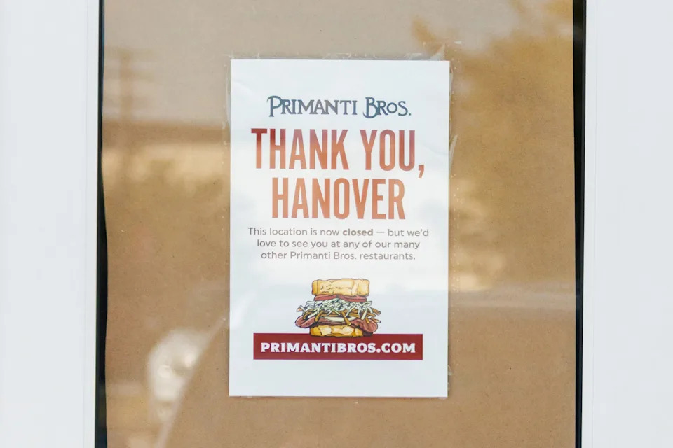 تعلن علامة تعلن عن إغلاق Primanti Bros على مقدمة واجهة المتجر الآن التي استضافت سابقًا مطعم Primanti Bros.